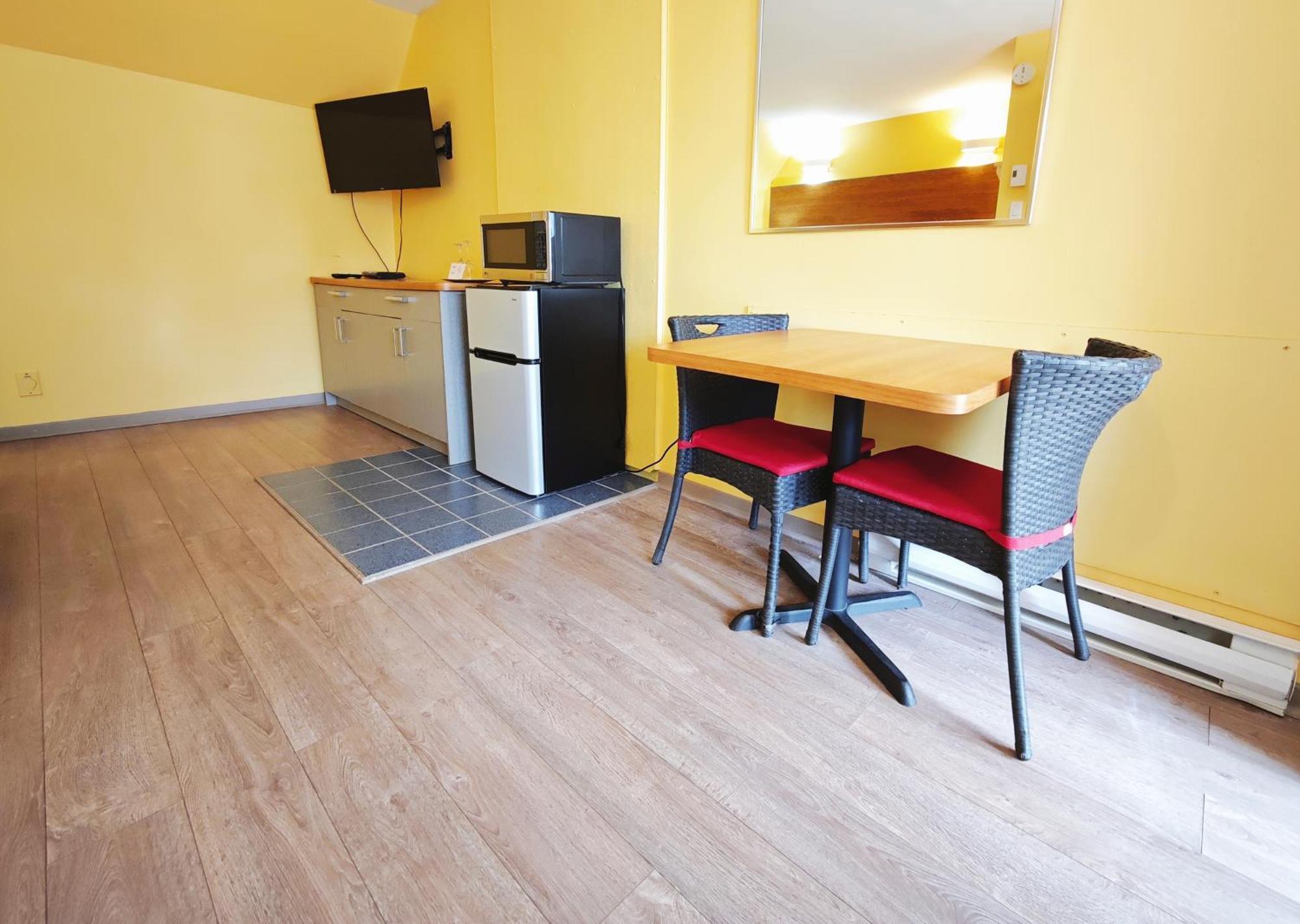 Motel Des Pentes Et Suites Saint-Sauveur-des-Monts Eksteriør billede