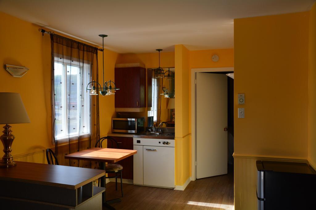 Motel Des Pentes Et Suites Saint-Sauveur-des-Monts Eksteriør billede